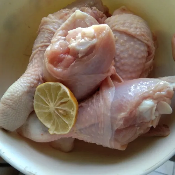Kucuri ayam dengan perasan jeruk lemon, bilas kembali dan tiriskan.