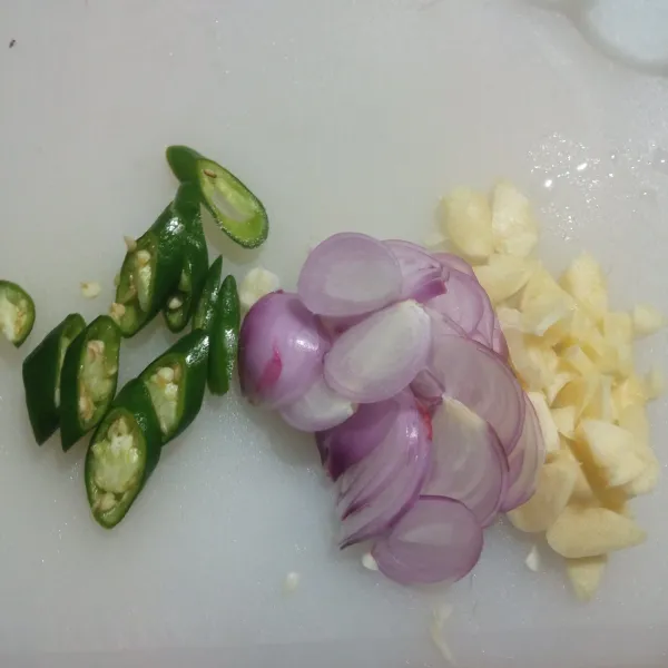 Siapkan bumbu iris, iris bawang merah dan cabe. Cincang bawang putih.