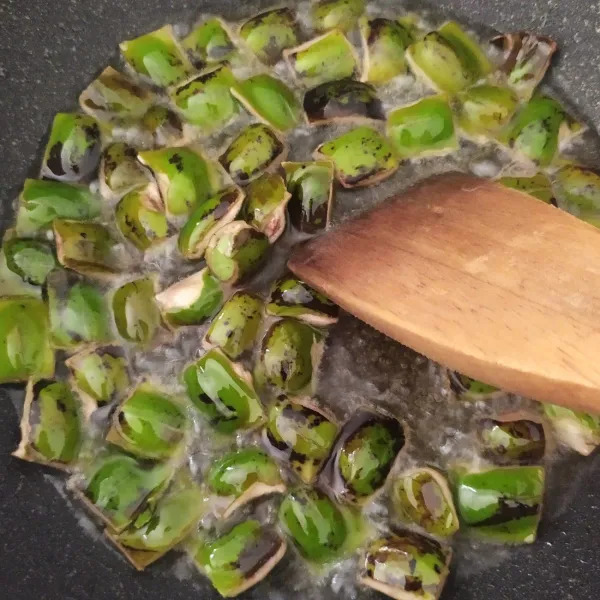 Goreng petai hingga kecoklatan.
