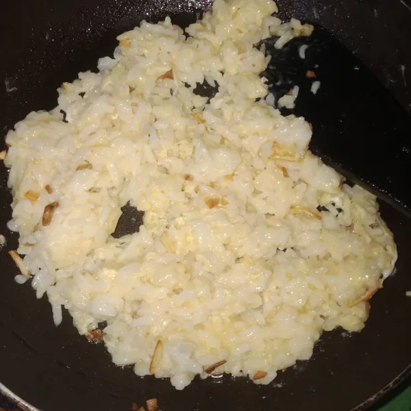 Kemudian masukkan nasi yang telah tercampur rata dengan telur