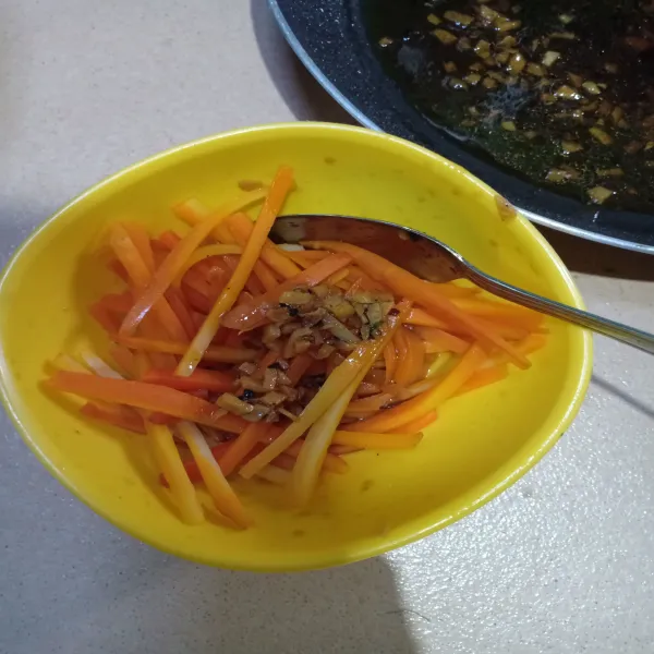 Kupas wortel, potong memanjang lalu rebus hingga matang dengan sedikit garam. Setelah itu bumbui dengan tumisan tadi ± 2-3 sdm. Aduk rata.
