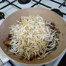 Tambahkan tauge, masak sebentar saja.