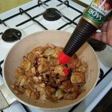 Tambahkan saus teriyaki dan kecap manis jika kurang manis, aduk rata.