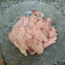 Iris-iris daging ayam tidak terlalu tebal.