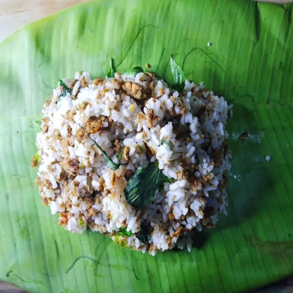 Bungkus nasi dengan daun pisang.