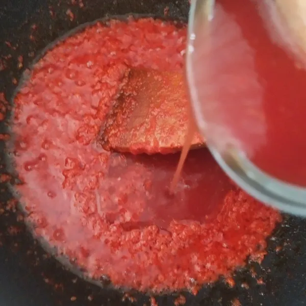 Tuang saos ikan kaleng ke sambal goreng, aduk dan masak hingga meletup,