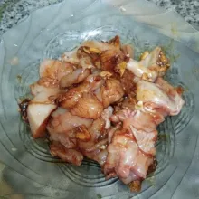 Tambahkan kecap manis, aduk rata dan diamkan selama 30 menit supaya bumbu meresap.