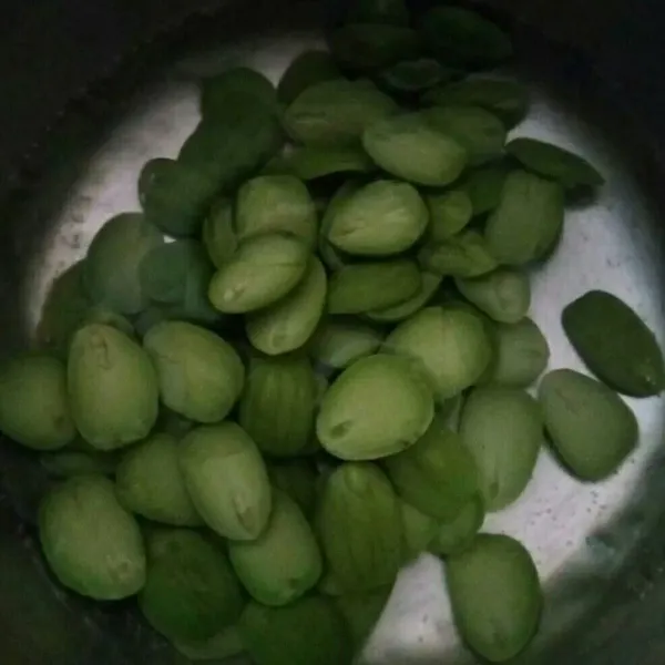 Panaskan air hingga mendidih. Kemudian masukkan pete. Rebus selama 3 menit.