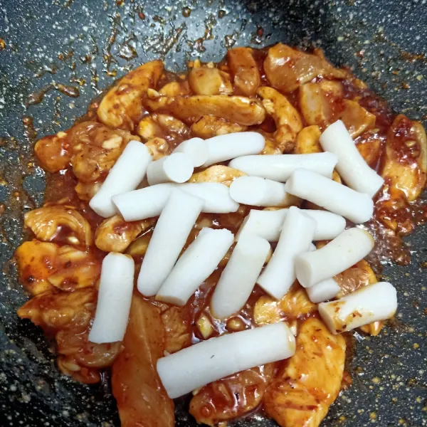 Masukan korean rise cake masukan air aduk rata biaskan sampai bumbu meresap.