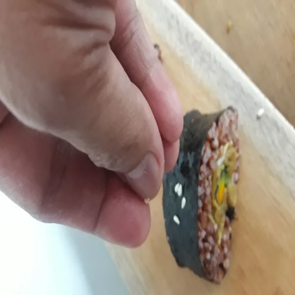 Setelah gulungan kimbap telah padat, potong-potong sesuai selera, olesi bagian atas dengan minyak wijen. Tata diatas piring kemudian tambahkan taburan biji wijen diatasnya agar menarik dan semakin nikmat,