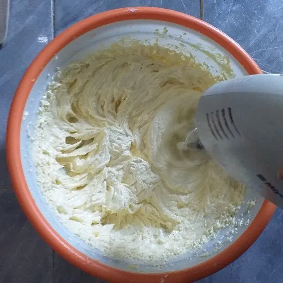 Campurkan semua bahan whipe cream, mixer dengan kecepatan tinggi hingga kaku berwarna putih.
