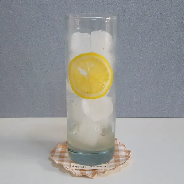 Tuang simple syrup dan beri irisan lemon.