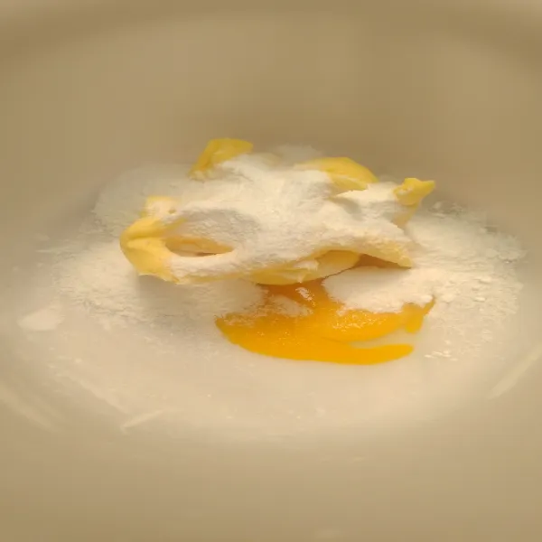 Masukkan margarin, kuning telur dan gula halus menggunakan hook whisk hingga tercampur rata.