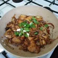 Masukan irisan daun bawang, aduk rata.