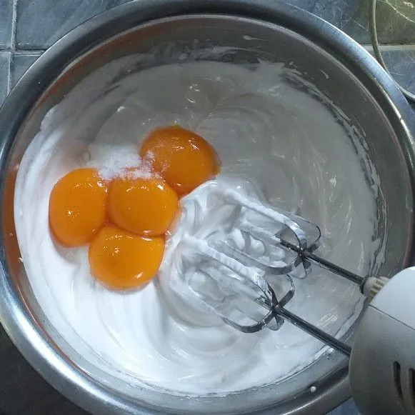 Setelah dimixer hingga kaku, masukkan kuning telur dan vanili.