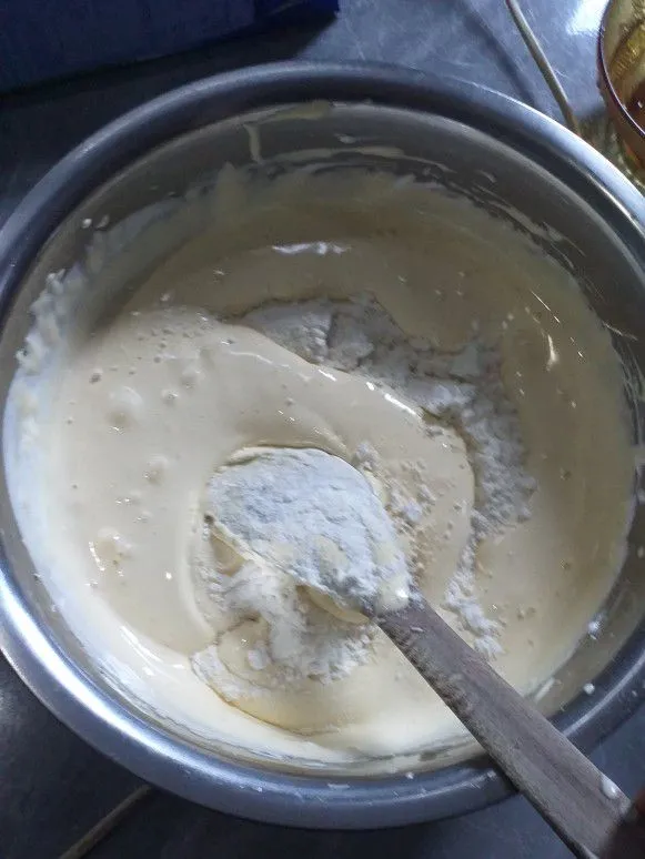 Masukkan tepung terigu dengan diayak agar tidak bergerindil. Aduk dengan metode lipat hingga tercampur rata.