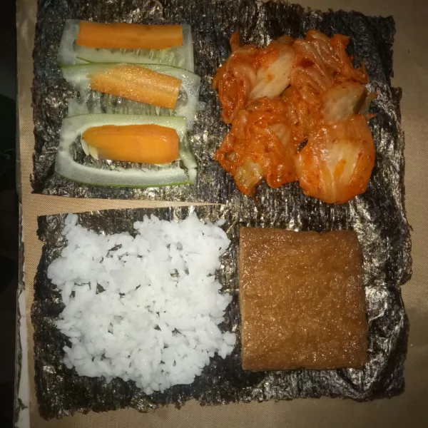 Isi tiap sisi dengan bahan berbeda (versi vegan) nasi, inari, kimchi, wortel dan timun.
