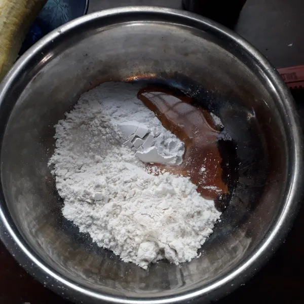 Masukkan dalam wadah tepung terigu, tepung beras, madu, gula pasir, vanili bubuk dan garam.