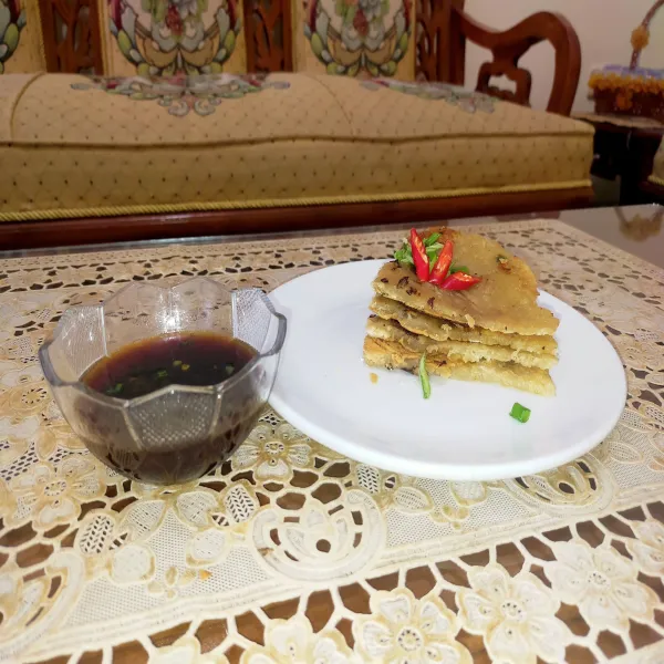Hias sesuai selera dan sajikan dengan saus.