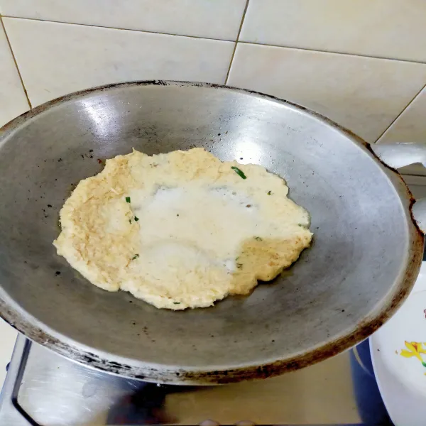 Oleskan panci dengan minyak dan panaskan. Tuang adonan pancake. Masak hingga matang dan bagian pinggir garing.