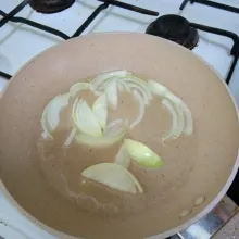 Tumis bawang bombay, hingga harum.