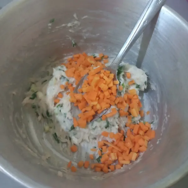 Campur adonan ayam, udang, daun bawang dan wortel, tambahkan kaldu jamur. Aduk rata.
