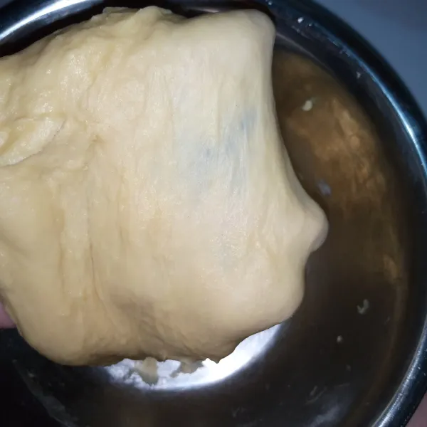 masukkan margarin dan garam uleni hingga Kalis elastis. proofing selama 20 menit (jgn lebih atau kurang) agar hasil tekstur donat empuknya pas..