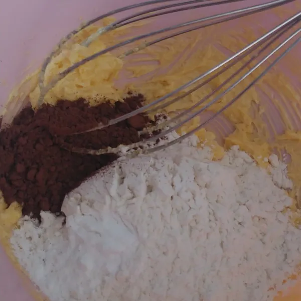 Sambil menunggu adonan, buat crumble dengan campurkan margarin dan gula pasir lalu aduk hingga tercampur rata. Tambahkan tepung terigu, coklat bubuk, dan baking powder. Aduk rata kembali.