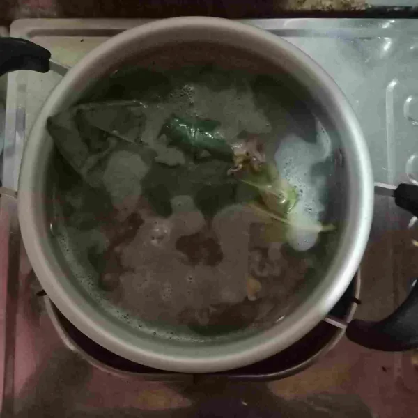 Cuci bersih kerang dan buang kotorannya, rebus sebentar hingga kerang setengah matang dengan air rebusan daun salam.