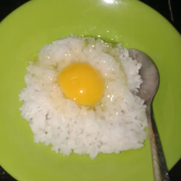 Masukkan 1 butir telur lalu aduk agar tercampur rata dengan nasi