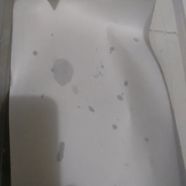 Siapkan container, lapisi bagian dalamnya dengan potongan kertas/tissue dapur.