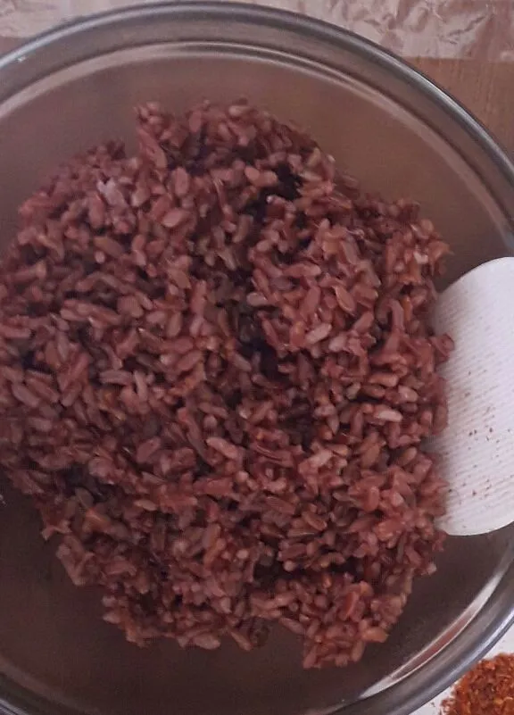 Siapkan nasi putih atau merah yang sudah dimasak.