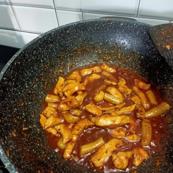 Koreksi rasa angkat sajikan taburi dengan daun bawang dan wijen yang telah disangrai.