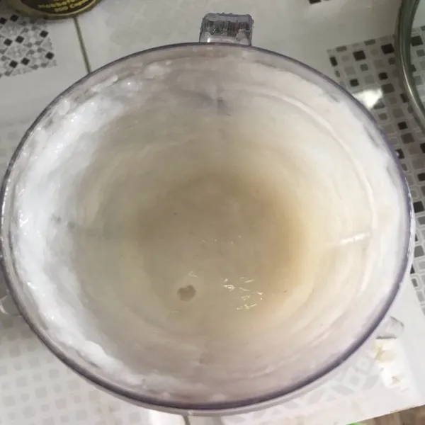 Blender nasi sisa yang sudah direndam dengan air terlebih dahulu selama 5 menit, bersama bawang putih.