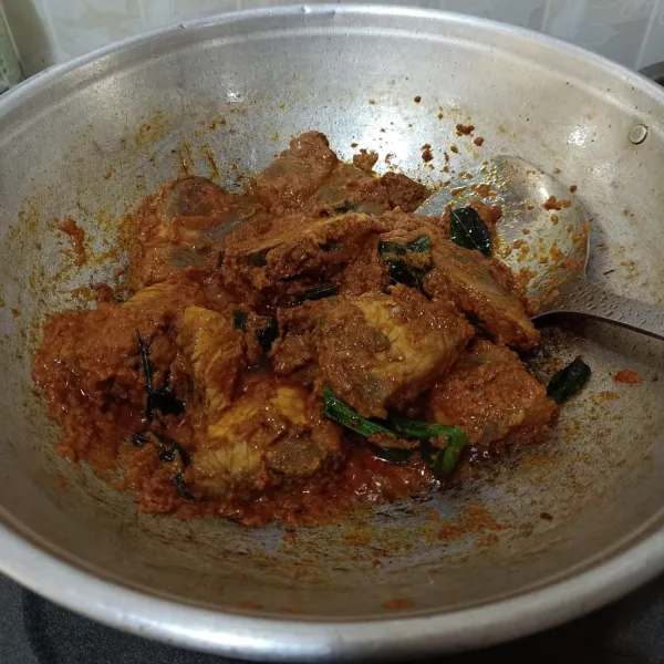 Masukkan ikan tongkol, aduk rata. Tumis sampai bumbu matang, tambahkan gula pasir (sebagai penyedap) dan sedikit air.