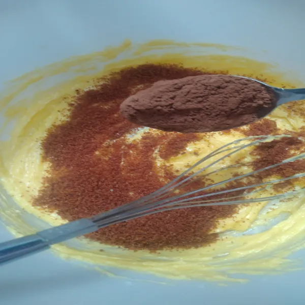 Setelah rata, masukkan gula palm dan coklat bubuk ke dalam adonan, lalu aduk hingga rata.