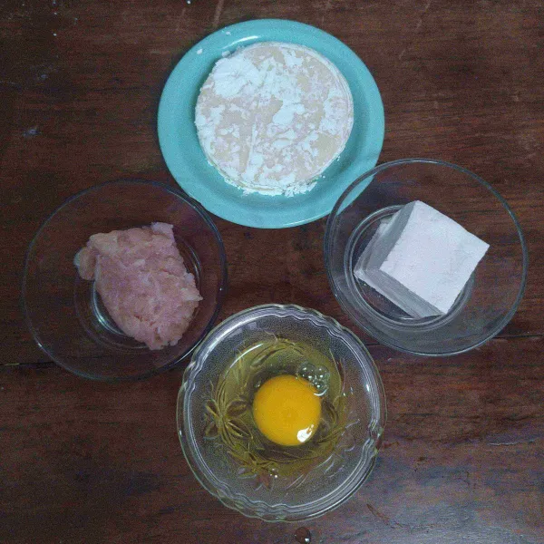 Siapkan kulit mandu, tahu putih, telur, dan daging ayam yang dicincang.