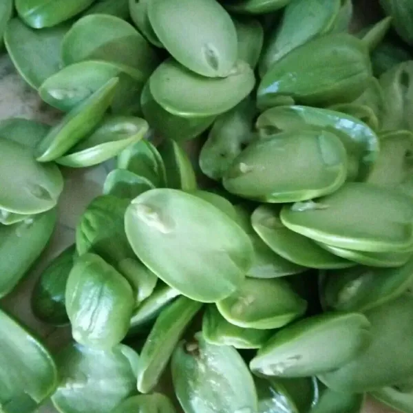 Belah biji pete menjadi 2 bagian. Atau potong sesuai selera. Cuci bersih.