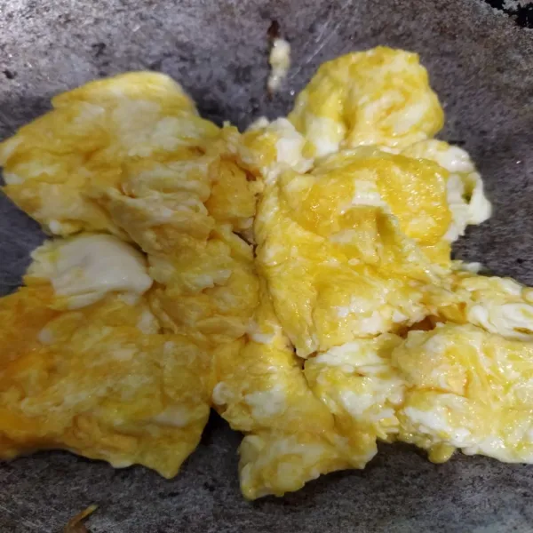 Panaskan margarin, masukkan telur dan goreng arak-arik.