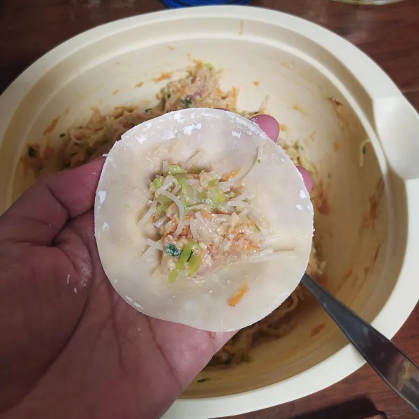 Ambil selembar kulit mandu, beri isian secukupnya.