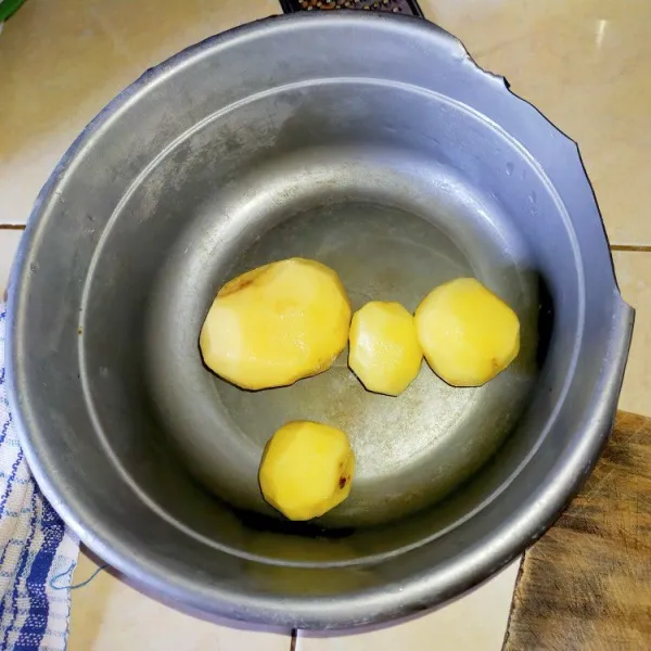 Kupas kentang dan cuci bersih.