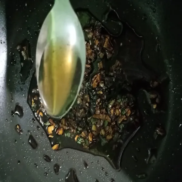 Terakhir, tambahkan minyak wijen. Aduk rata dan masak sebentar. Setelah itu, tata tahu dalam piring kemudian siram dengan kecap dan irisan cabe diatasnya. Taburi dengan biji wijen dan sisa potongan daun bawang diatasnya