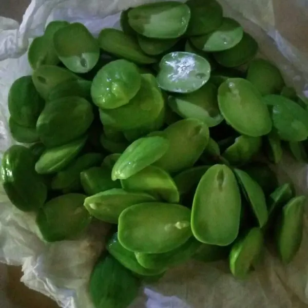 Tiriskan pete dari mangkuk. Kemudian lap dengan tisu agar tidak ada air yang menempel pada pete. Masukkan pete ke dalam kantong plastik. Simpan ke dalam freezer.