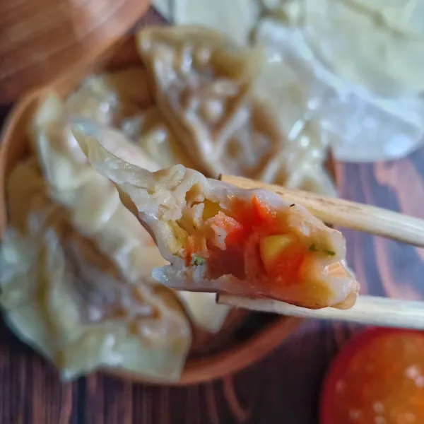 Mandu siap dinikmati dengan saus yang sudah jadi