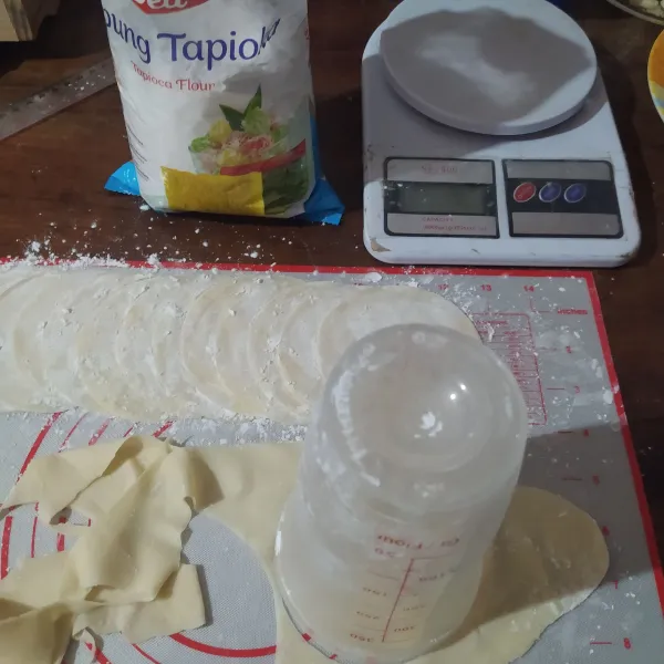 Cetak bulat ukuran sesuai selera namun jangan terlalu kecil. Baluri dengan tepung tapioka supaya tidak lengket. Giling lagi sisa potongannya dan dari jumlah bahan ini hasilnya jadi 25 lembar kulit mandu.