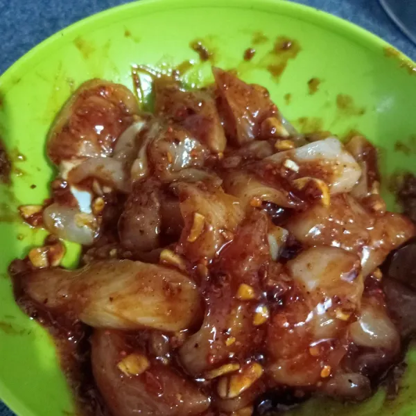 Potong ayam sesuai selera lalu campur dengan bumbu aduk rata diamkan selama 5 menit.