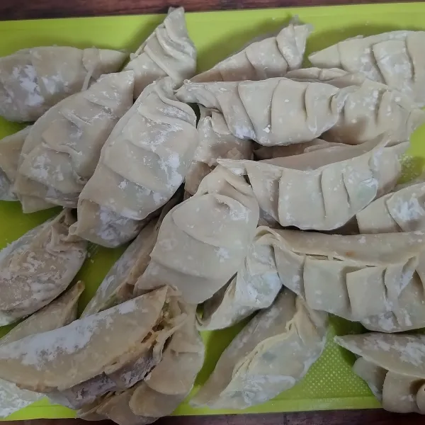 Oles pinggirnya dengan air, lalu bentuk sesuai selera.