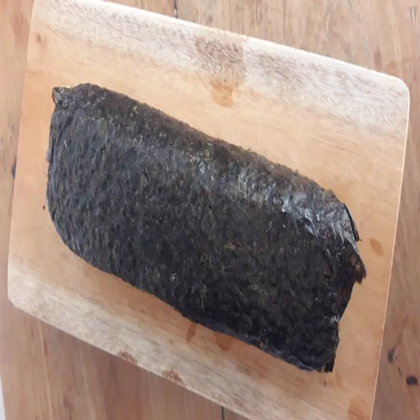 Setelah semua isian masuk, gulung dan padatkan.