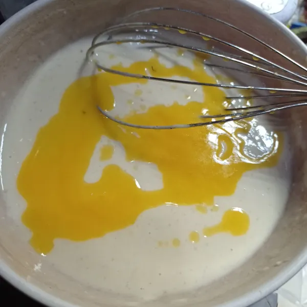 Masukkan juga margarin leleh, aduk lagi sampai tercampur rata.