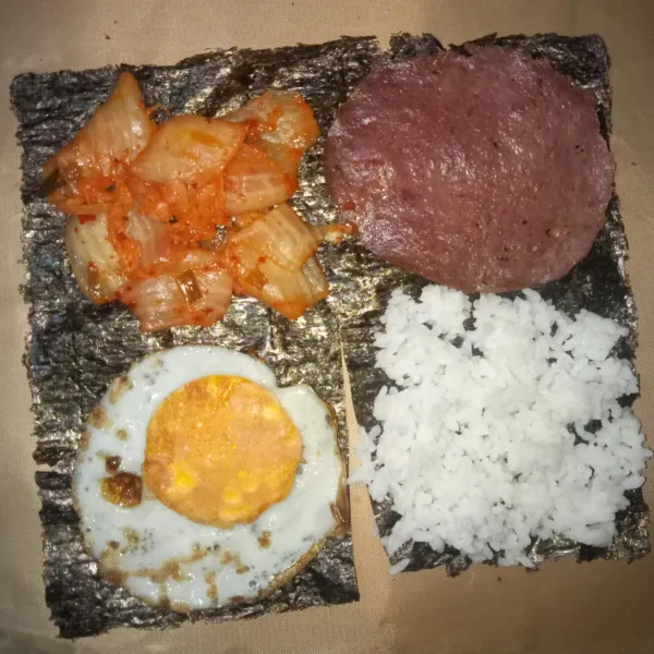 Buat versi lain : nasi, telur, daging asap, kimchi.